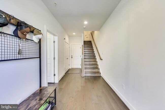 Building Photo - 5004 Oakmoore Dr