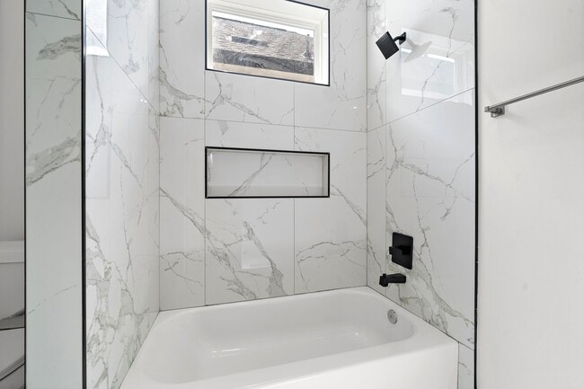 Building Photo - 406 E 33rd St