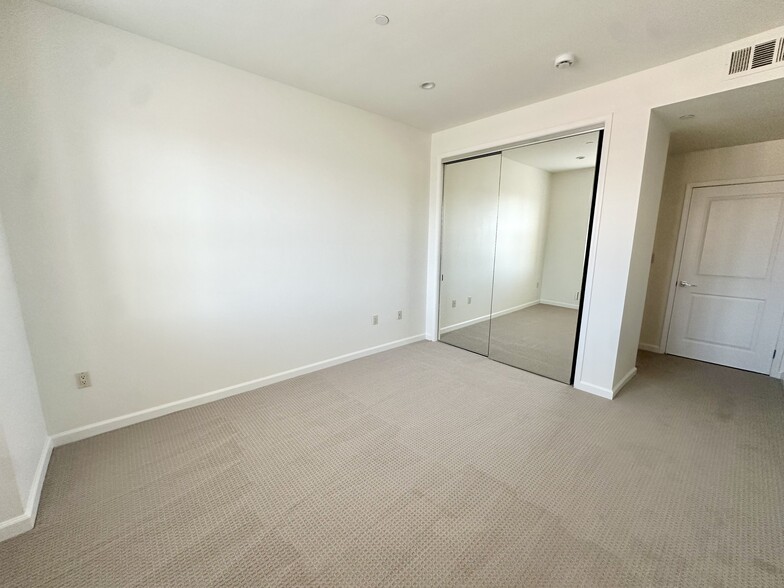 Building Photo - 1625 Granville Ave