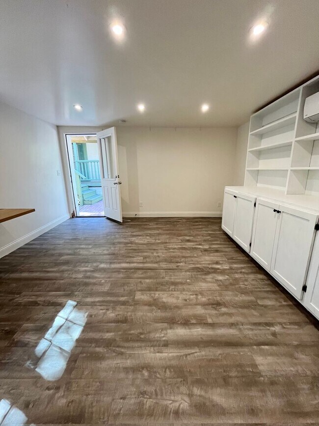 Building Photo - MOVE IN READY!! 2 BEDROOM 1 BATH W/OFFICES