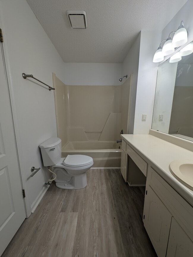 Building Photo - 408 S Woodburn Dr