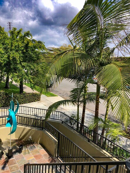 Building Photo - 2027 Beloit Ave