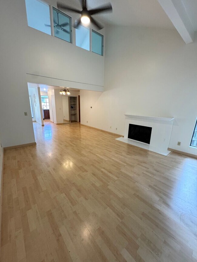 Building Photo - Spacious condo with 2 parking spaces included