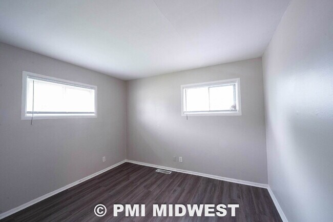 Building Photo - "Charming 3-Bedroom Home in Indianapolis with Modern Comforts!"