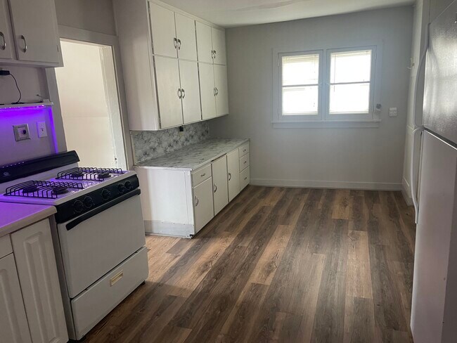 Building Photo - 362 W 4th St