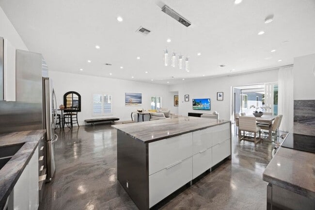 Building Photo - 930 NW 4th Ct