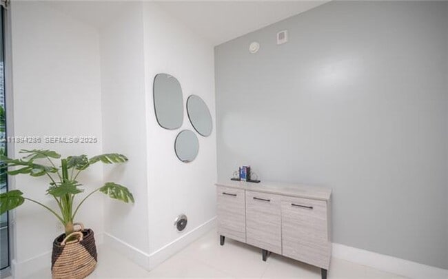 Building Photo - 1300 Brickell Bay Dr