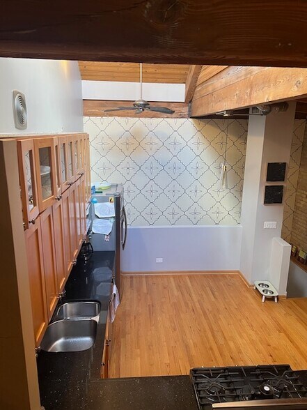 Building Photo - 1140 W Cornelia Ave