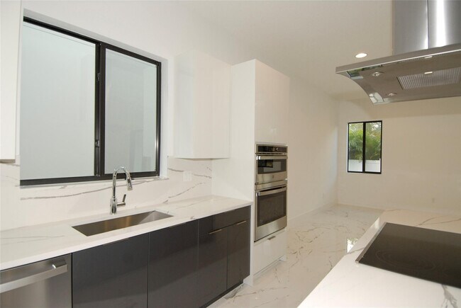 Building Photo - 1435 SW 23rd St