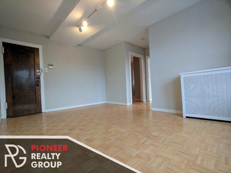 Building Photo - 739 W Belmont Ave