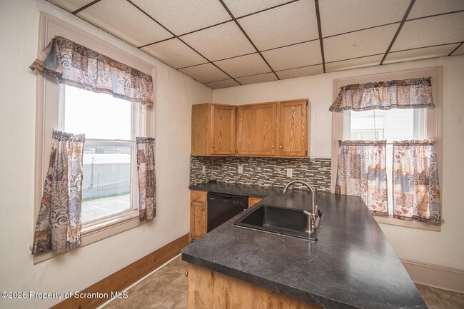 Building Photo - 1827-1829 Main St