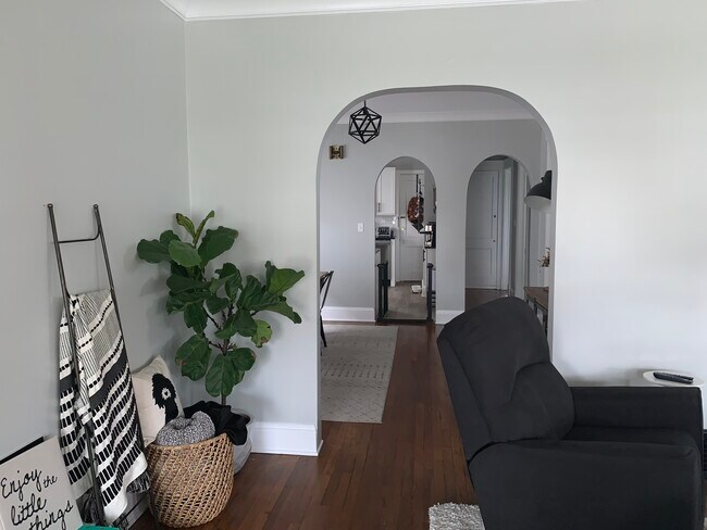 View from entry door. - 1265 Jackson Ave