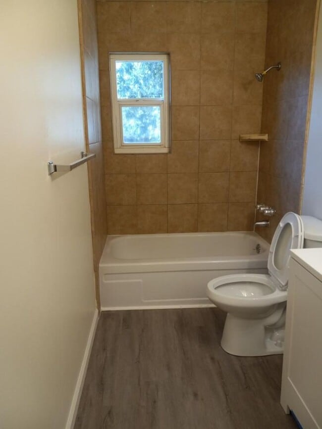 Building Photo - $500 OFF SPECIAL! Beautiful, PET-FRIENDLY upgraded duplex home with massive, private fenced backy...