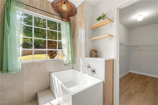 Building Photo - 1414 Justin Dr