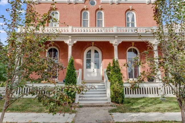 Building Photo - Historic, Character-Rich House - 3 Bed, 3 Bath (2 Full, 2 Half)