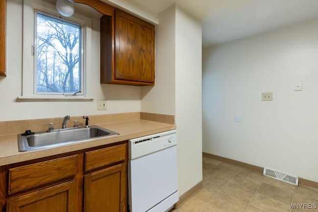 Building Photo - 140 Ayrault Dr