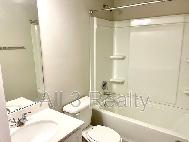 Building Photo - 3502 Lakeview Crk