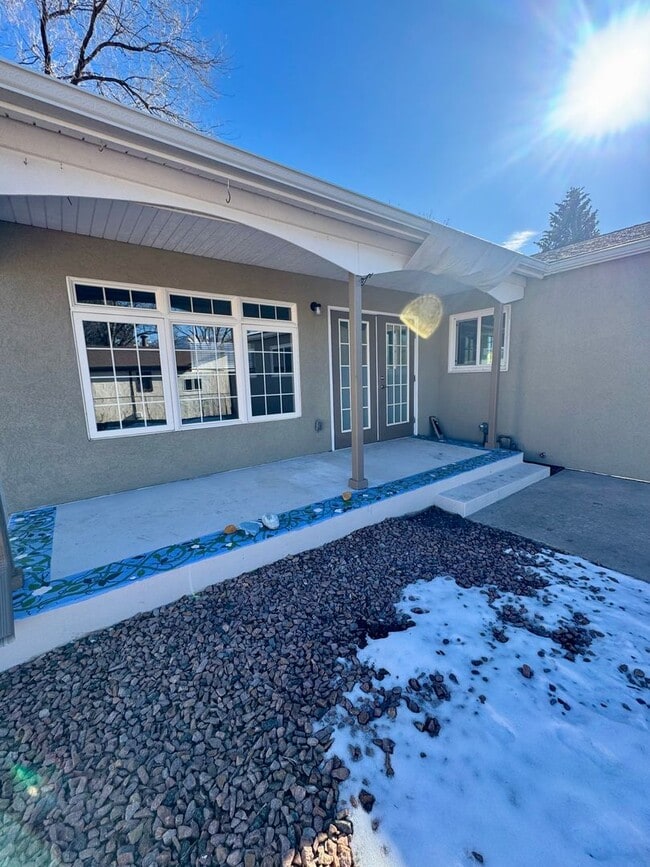 Building Photo - Charming 3 bedroom/2 bath close to UCCS