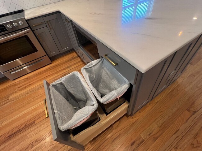 Building Photo - 2Bd/3Ba Seattle Townhouse