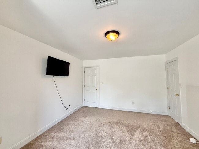 Building Photo - Spacious 3BD, 2.5BA Raleigh Home with First Floor Primary Bedroom & Fenced Yard