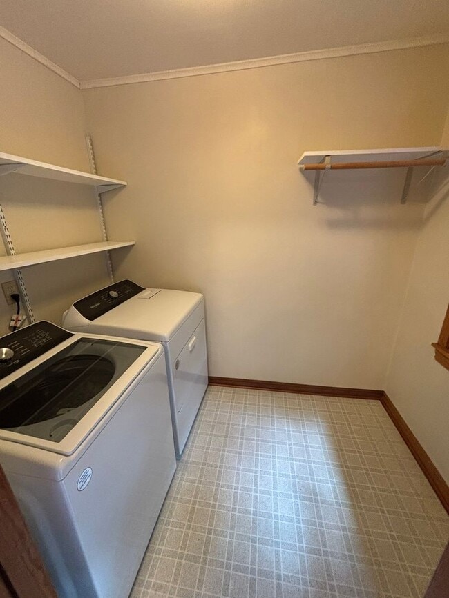 Building Photo - Mid-Century Modern 3-Bedroom, 2-Bathroom H...