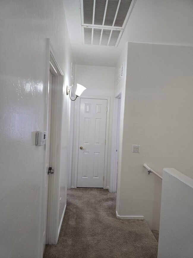 Building Photo - Large 4 bedroom home with Den - Corner lot...