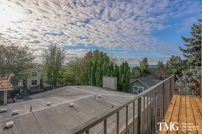 Building Photo - Spacious 4BR Townhome with AC, W/D, Garage...
