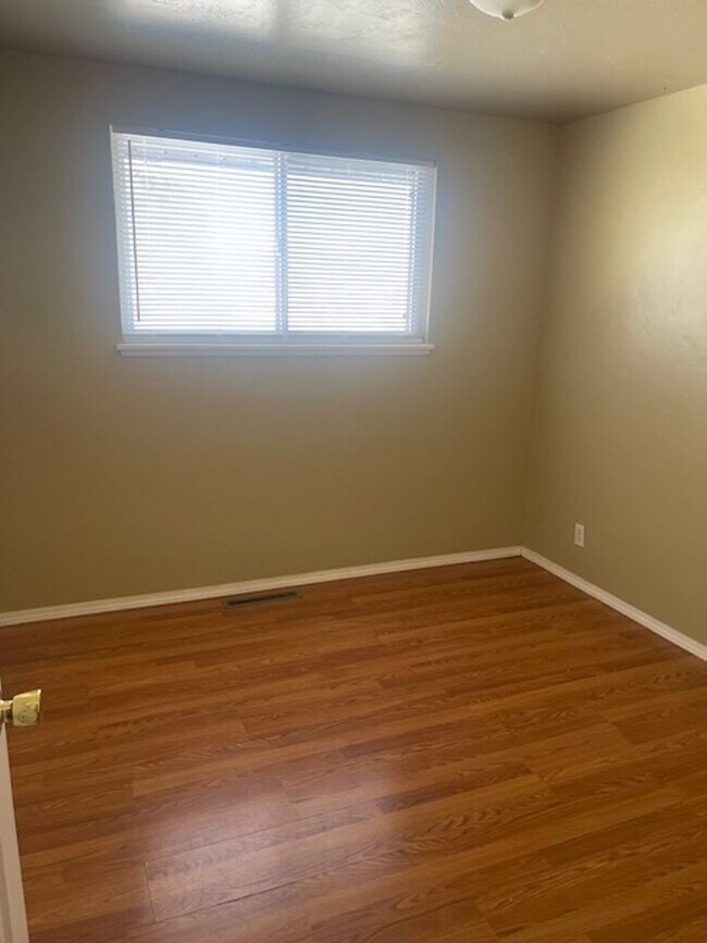 Building Photo - Newly Renovated - Spacious 5bed/2bath!