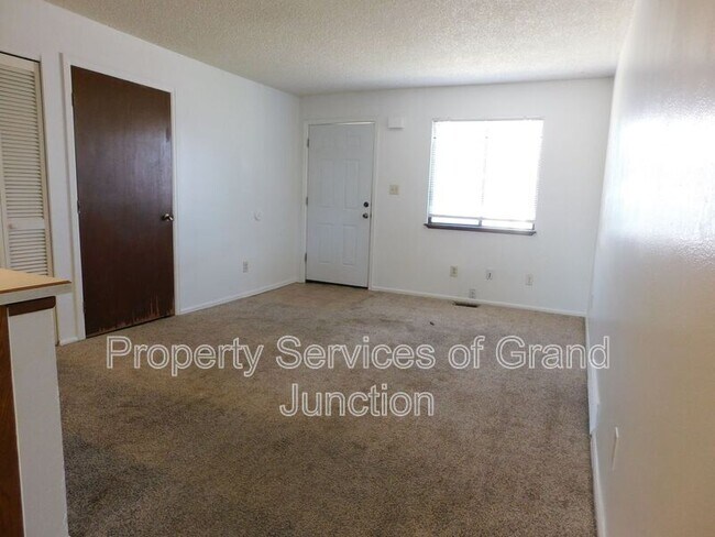 Building Photo - 1102 E Carolina Ave