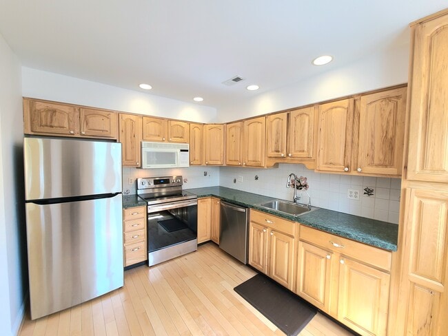 Building Photo - 404 Briarwood Ct