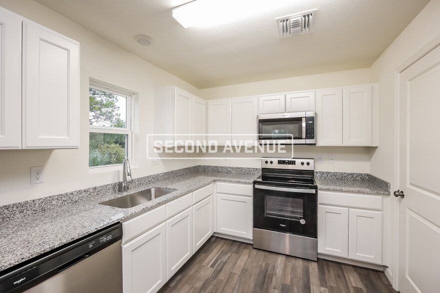 Building Photo - 954 Pilgrim St E