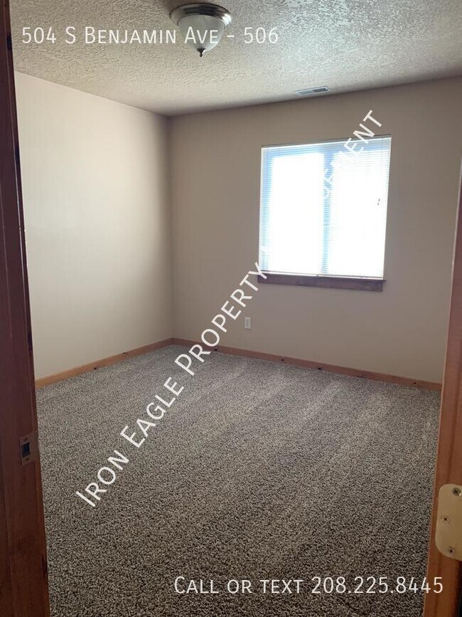 Building Photo - 504 S Benjamin Ave