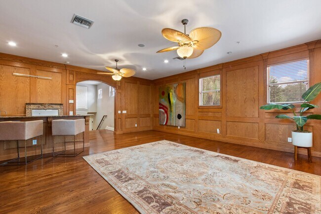 Building Photo - Luxury Rental Available
