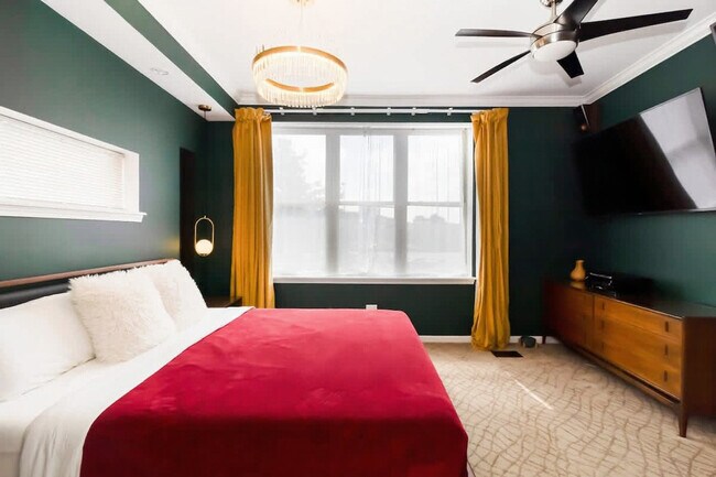 Building Photo - 2042 W Warren Blvd