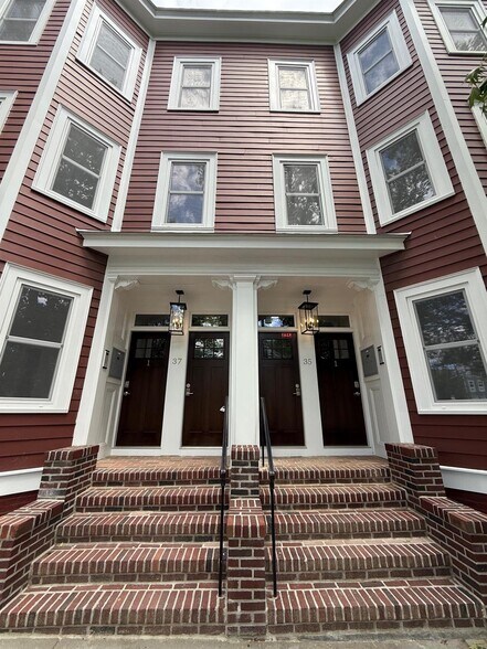 Building Photo - 37 Gore St