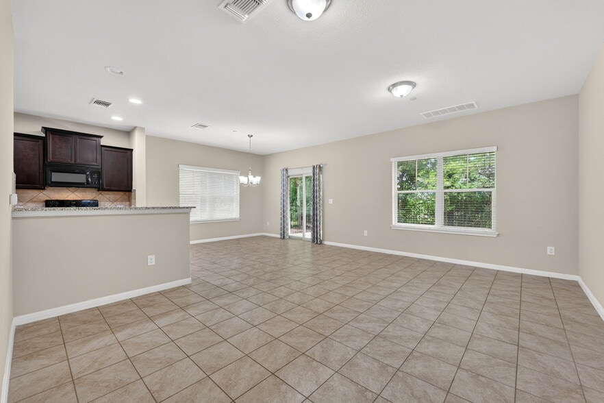 Building Photo - 516 E Slaughter Ln
