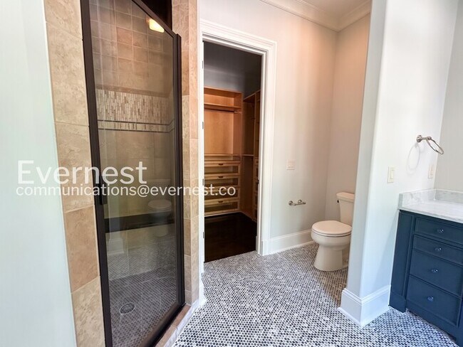 Building Photo - Spacious 7 Bed/8 Bath Home with Garage / Pet-Friendly / Available Now!