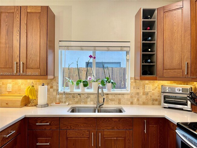 Building Photo - 14121 SW 130th Ave