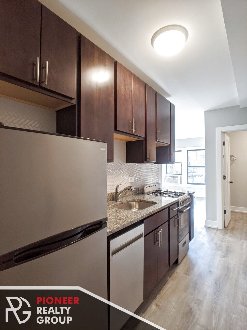 Building Photo - 709 W Brompton Ave