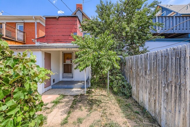 Building Photo - Charming Upper-Level 2 bed 1 bath Unit in ...