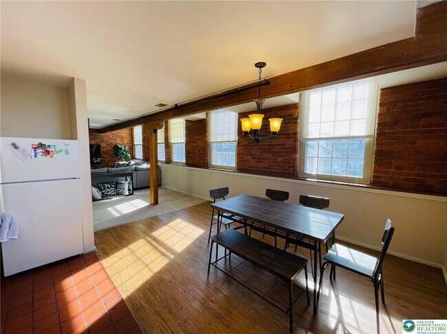 Building Photo - 101 W Race St