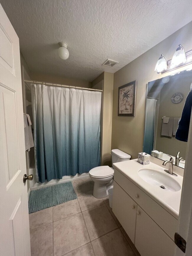 Building Photo - Gorgeous 3 bedroom, two bathroom home in 5...