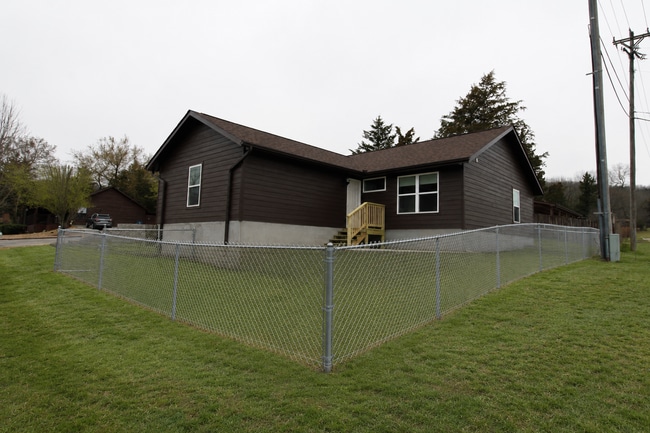 Building Photo - 300 Valley Stream Cir