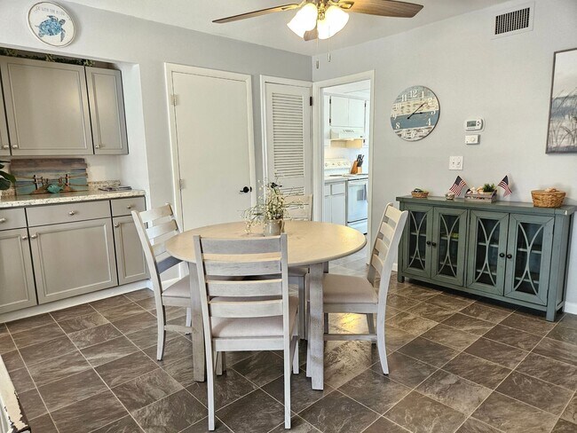 Building Photo - Seasonal Short-term 2 Bedroom 2 Bathroom Condo located on Venice Island with beach access!