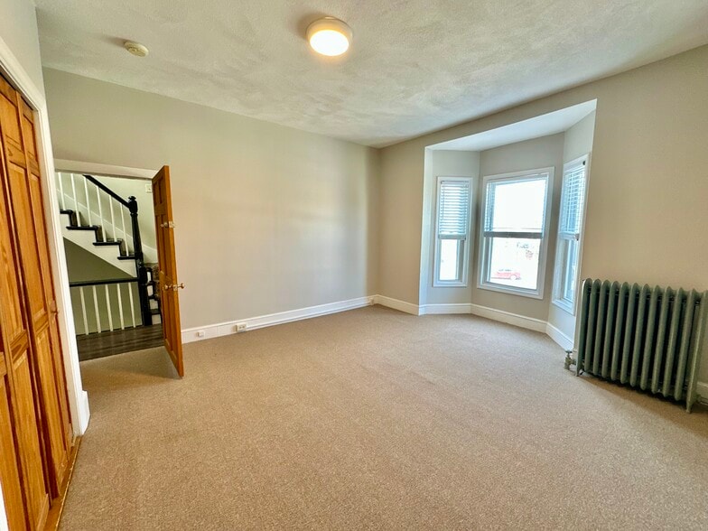 Building Photo - 386 Centre St