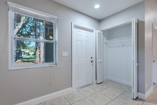 Building Photo - 1025 Staghorn St
