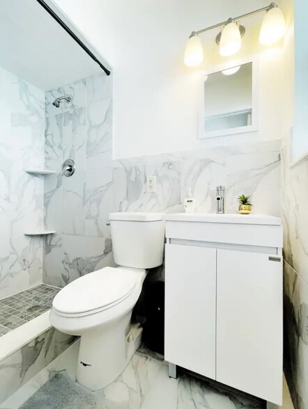 1/2 Bath - 1078 58th Ave S