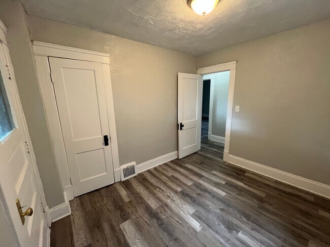 Building Photo - Three bedroom one bathroom home for rent