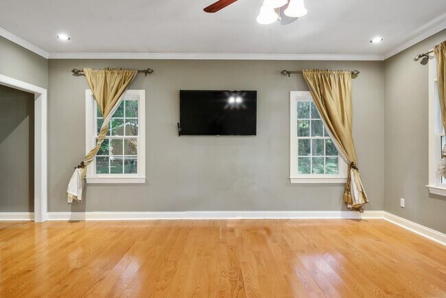 Building Photo - 4878 Long Island Dr NE