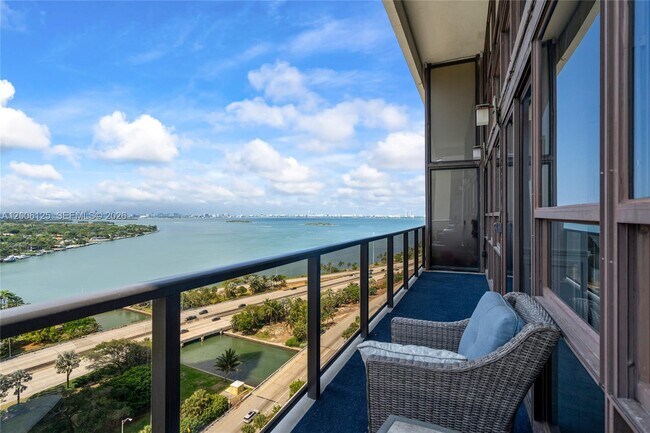 Building Photo - 600 NE 36th St